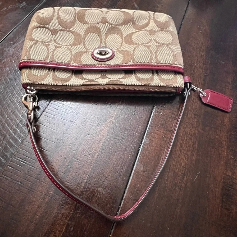 Coach wristlet with pink details! In good condition!